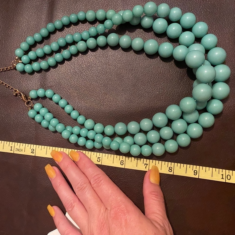 Faux pearl necklace & earrings - Picture 7 of 7